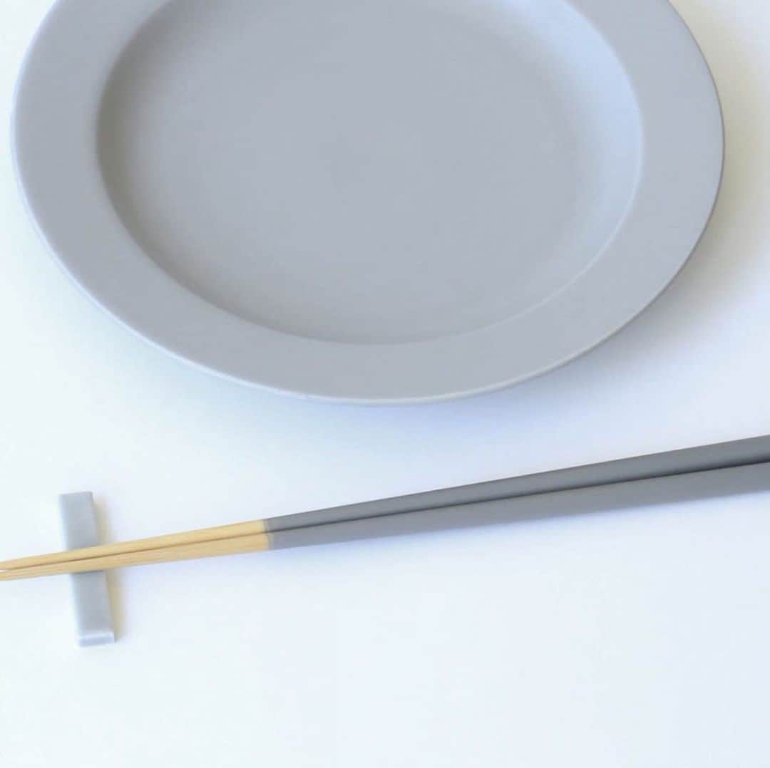 オルネ ド フォイユさんのインスタグラム写真 - (オルネ ド フォイユInstagram)「【WEBショップ入荷情報】  日本人の自由な食生活スタイルにマッチするカトラリーのような箸、”STIIK（スティック）”のお箸がWEBショップに再入荷しています！  すっきりシンプルなカトラリーのような箸は素材は丈夫でしなやかな竹。お手入れも楽で日常の箸として気軽にお使いいただけます。  2膳セットなので、普段使いにもおもてなしにもおすすめですよ。陶器のような優しいグレーの色合いは和洋食、どんな器にも相性が良いですよ。 . ●こちらの商品は店舗にも入荷しています。 ——————————————— ◯WEBショップに関するお問い合わせ◯ オルネ ド フォイユWEBショップ TEL：03-6876-7832 （午前10時～午後6時／土日祝定休） e-mail：order@orne.co.jp  #stiik #箸 #箸セット #chopstick #テーブルコーディネート #住まい #暮らし #暮らしを楽しむ #ていねいな暮らし #livstagrammer #instahome #living #livingroom #ornedefeuilles #オルネドフォイユ」7月29日 13時12分 - ornedefeuilles