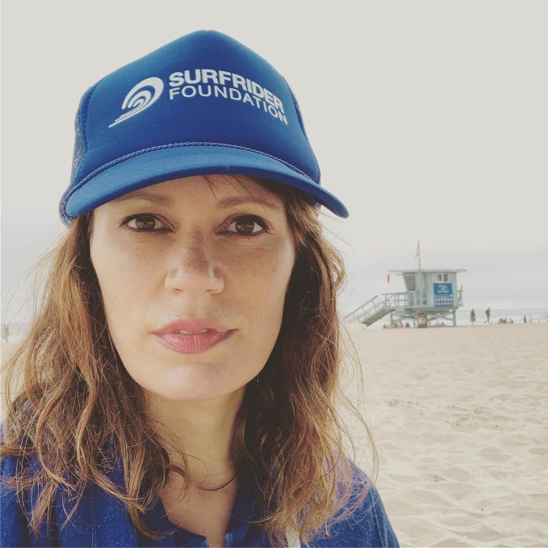 エミリー・スワローさんのインスタグラム写真 - (エミリー・スワローInstagram)「It’s been a long time since I’ve gotten to join in on a @surfriderla #beachclean, so it was a treat to get out there on this chilly Sunday afternoon! 🌊 🏝  I’m inspired and driven  by the tireless @surfrider volunteers in our chapter and all over the world.  It may seem silly to worry about picking up trash at one beach when there’s SO MUCH that needs to be done to combat plastic pollution and spread awareness about the threats to our oceans, waves and beaches.  But doing just that- showing up to pick up trash one piece at a time - reminds me that the big victories must begin with a small, mindful effort.  So we will keep going back to the coast, spreading awareness, and ENJOYING the ocean we strive to protect! * * * * * * #protectwhatyoulove #makeadifference #surfrider #protectwhereyouplay #cleanwater #takeaction #LongLivetheBeach #forthefuture #healthycoasts #plasticfree #oceanfriendlyrestaurants」7月29日 13時05分 - bigeswallz