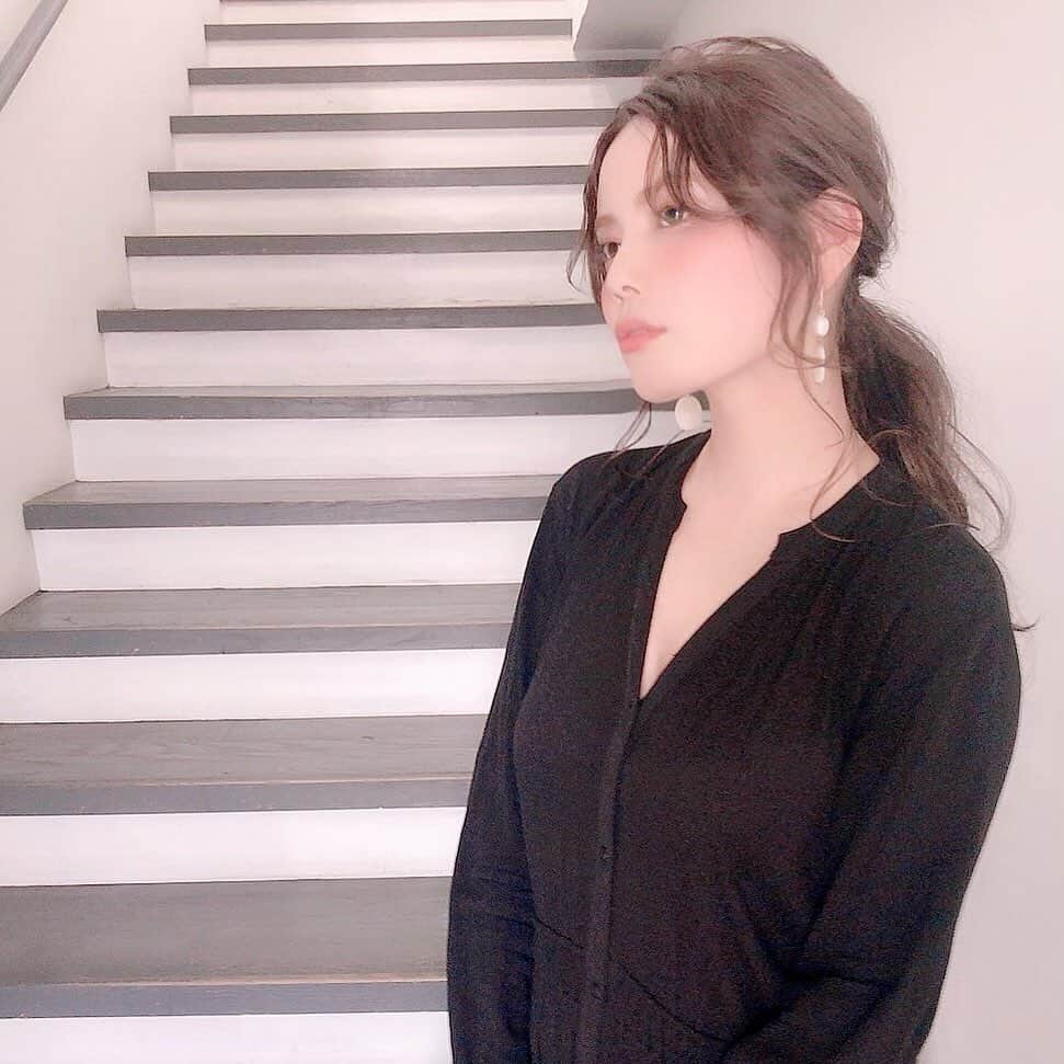 増田愛里菜のインスタグラム：「ぽけ〜ってどこむいてるの🤔？笑 . . . 夏旅行☀️🏝✈️前に#LOWE でカラーしてもらったよ😚💕 . . . やっぱりノセさん @nosekoji_lowe の #大人アレンジ 好き🥺🥺🥺 . ゆるめアレンジなのにすごくお洒落になる❣️ . . いつもありがとうございます〜🐶❤︎✂︎ . #LOWE #salon #hair #longhair #arrange #arrangehair #summer #fashion #makeup #ヘア #ロングヘア #アレンジ #ヘアアレンジ #ポニーテール #ゆるポニー #ヘアメイク #メイクアップ #メイク #髪 #美容室 #表参道 #東京」