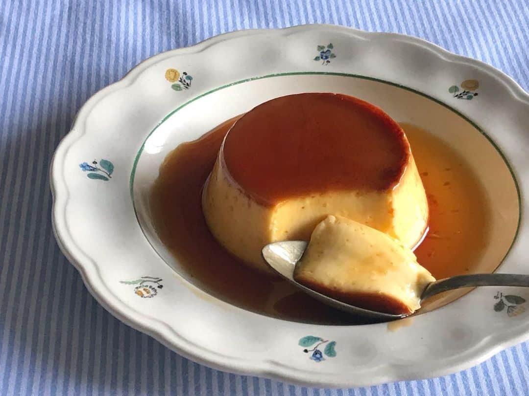 福田淳子さんのインスタグラム写真 - (福田淳子Instagram)「クックパッドに連載中の「材料4つで 本当においしいお菓子」のvol.4がアップされております。今回のメニューは「カスタードプリン」🍮です。  材料は「卵、牛乳、砂糖、バニラオイル」の4つ。固め食感のクラシカルなタイプです。おいしく作るにはいくつかコツがあるので、詳細はレシピをご覧ください。普通に誰でも無料で見ることができるページです。  材料は少ないけれど、そんなに時短ではありません。きちんと丁寧に作ります。シンプルだからこそ、ポインを押さえて最大限おいしくする！を自分の中にテーマにしています。定番のメニューこそ、「ふつう」じゃなくて「おいしい」にできたらいいな。たくさんの人に作ってもらえるように、道具もできるだけ、おうちにありそうなものを選んでいます。プリンを今回はフライパンで蒸し器焼きにしてみました。火加減に気をつければフライパンでもおいしいプリンができます。  暑い夏にもぴったりなカスタードプリン作ってみてくださいね。  #カスタードプリン #クックパッド #材料4つで本当においしいお菓子」7月29日 13時13分 - junjunfukuda