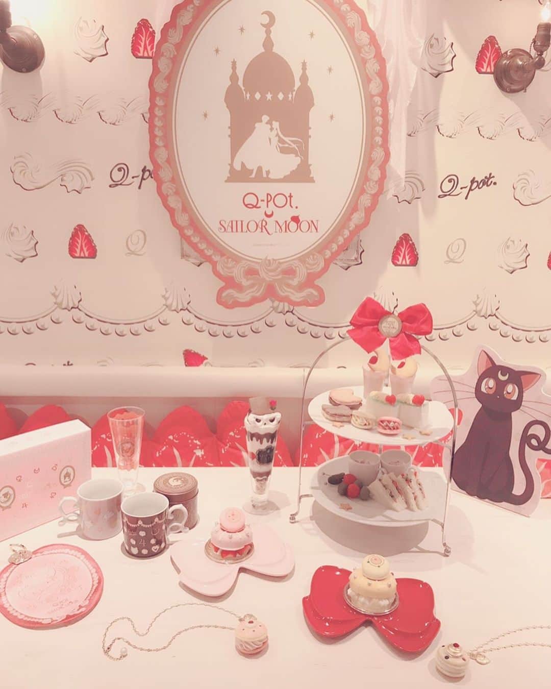 伊藤芽衣さんのインスタグラム写真 - (伊藤芽衣Instagram)「先日﻿ Q-pot CAFE. ﻿ （@qpot_official ） さんの﻿ お披露目パーティーに﻿ 行ってきたときのお写真♡﻿ ﻿ Q-pot CAFE.×美少女戦士セーラームーン﻿ コラボレーションメニュー ♡﻿ ﻿ タキシード仮面の﻿ コスチュームをイメージしたパフェは﻿ 本日7/29（月）から8/4（日）までの﻿ 限定だそうです♡﻿ ﻿ ﻿ #qpotcafe #qpot #キューポットカフェ﻿ #美少女戦士セーラームーン #セーラームーン﻿ #kawaii  #ガーリーコーデ #リボン﻿ #ガーリーファッション #アマベル﻿ #amavel #うさみみ #原宿カフェ﻿ #表参道カフェ #カフェ巡り ﻿ #ツインテール #ヘアアレンジ﻿ #めいちカフェ巡り」7月29日 13時14分 - itoumei