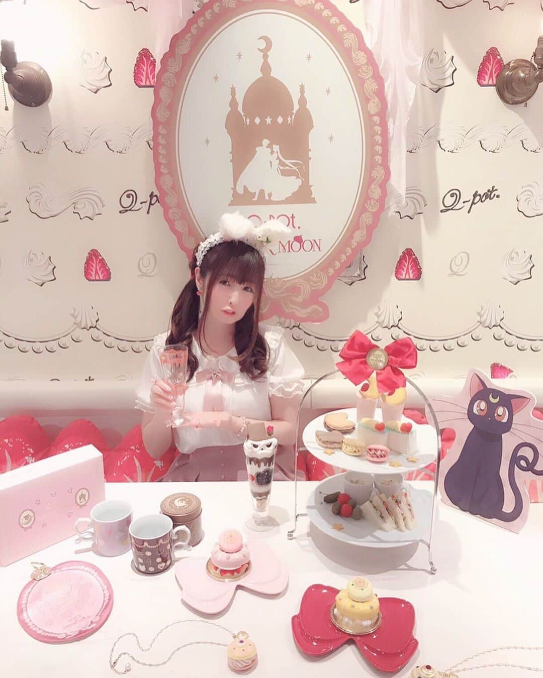 伊藤芽衣さんのインスタグラム写真 - (伊藤芽衣Instagram)「先日﻿ Q-pot CAFE. ﻿ （@qpot_official ） さんの﻿ お披露目パーティーに﻿ 行ってきたときのお写真♡﻿ ﻿ Q-pot CAFE.×美少女戦士セーラームーン﻿ コラボレーションメニュー ♡﻿ ﻿ タキシード仮面の﻿ コスチュームをイメージしたパフェは﻿ 本日7/29（月）から8/4（日）までの﻿ 限定だそうです♡﻿ ﻿ ﻿ #qpotcafe #qpot #キューポットカフェ﻿ #美少女戦士セーラームーン #セーラームーン﻿ #kawaii  #ガーリーコーデ #リボン﻿ #ガーリーファッション #アマベル﻿ #amavel #うさみみ #原宿カフェ﻿ #表参道カフェ #カフェ巡り ﻿ #ツインテール #ヘアアレンジ﻿ #めいちカフェ巡り」7月29日 13時14分 - itoumei