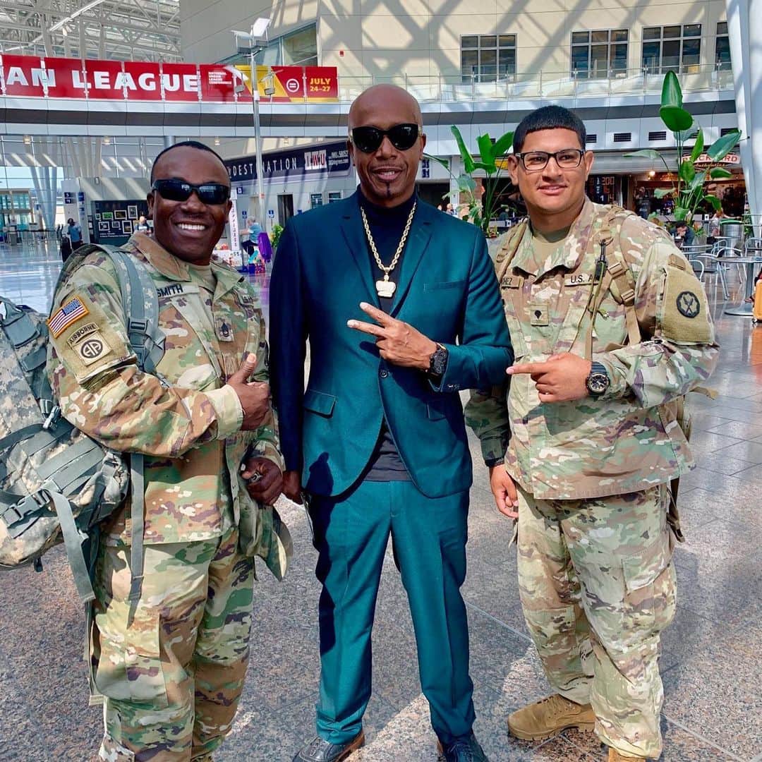 MCハマーのインスタグラム：「Bless The Troops 👊🏾💯🙏🏿」