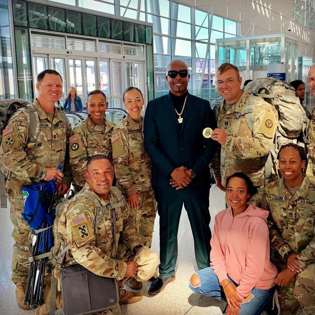MCハマーのインスタグラム：「Bless The Troops 👊🏾💯🙏🏿」