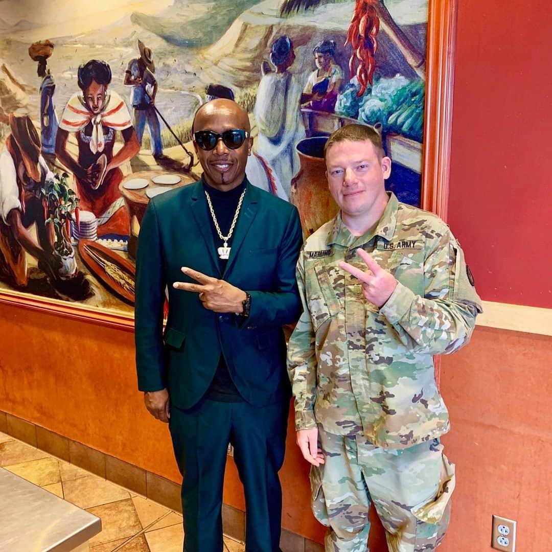MCハマーのインスタグラム：「Bless The Troops 👊🏾💯🙏🏿」