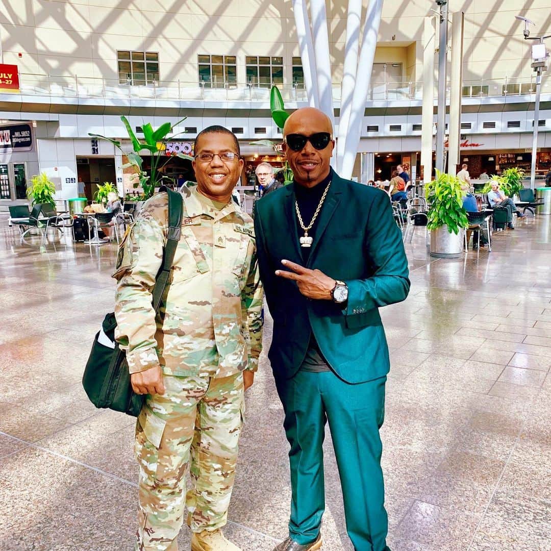 MCハマーのインスタグラム：「Bless The Troops 👊🏾💯🙏🏿」