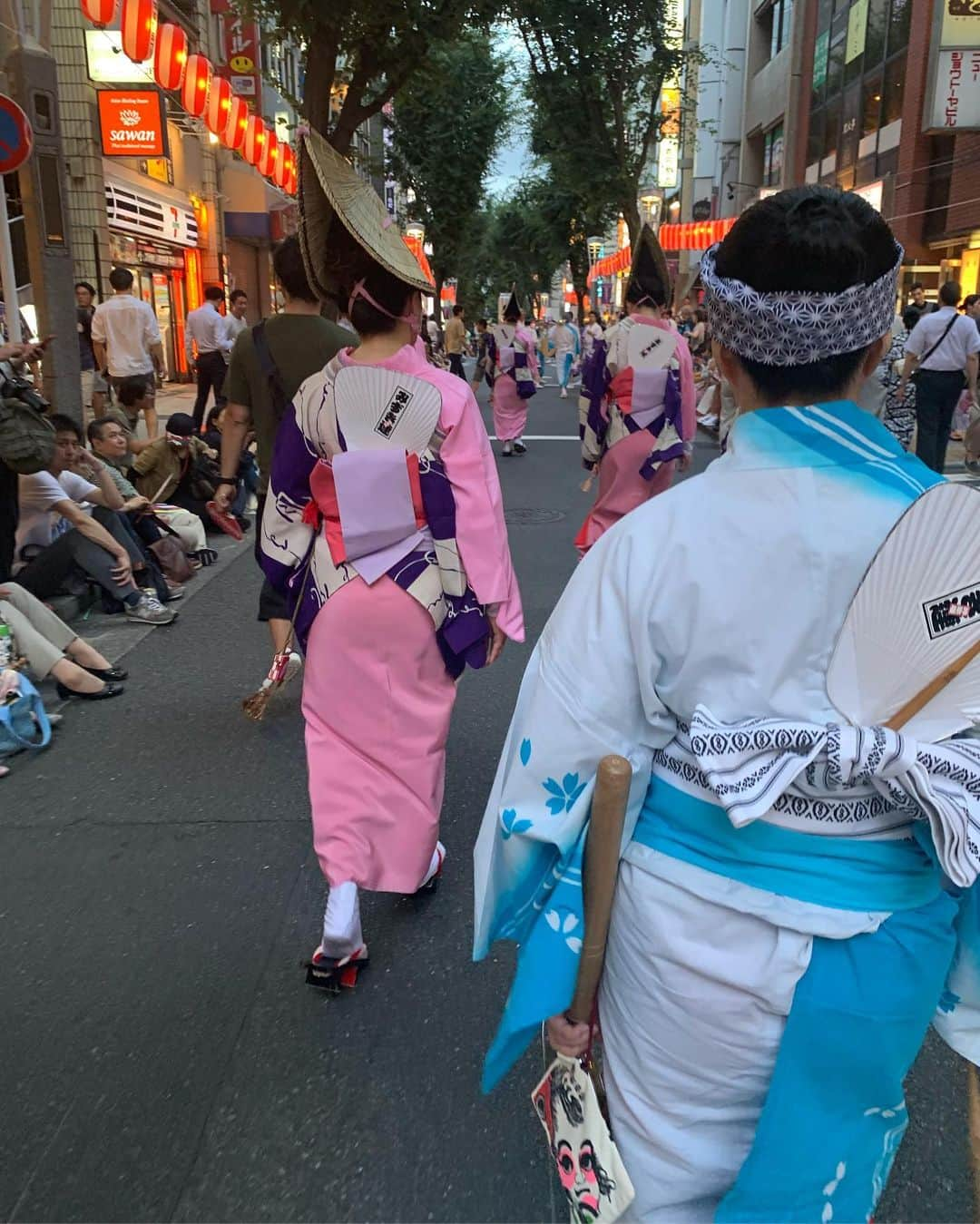 堀ジーンさんのインスタグラム写真 - (堀ジーンInstagram)「One of Tokyo’s biggest summer festival at Kagurazaka! #神楽坂 #神楽坂祭り  Shoes and bag from @jeannepaula.jp」7月29日 13時36分 - horijeanne