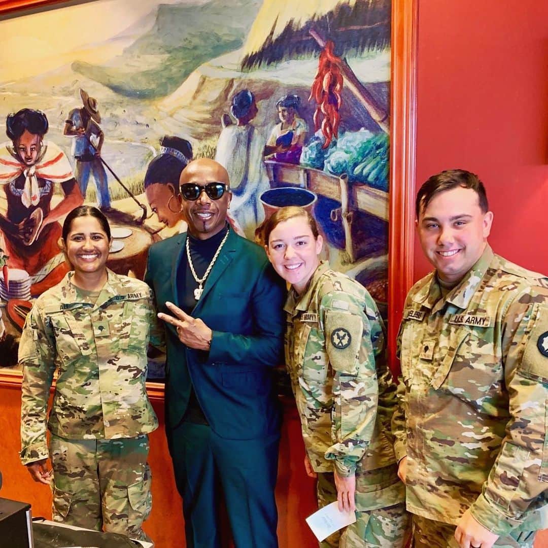 MCハマーのインスタグラム：「Bless The Troops 👊🏾💯🙏🏿」