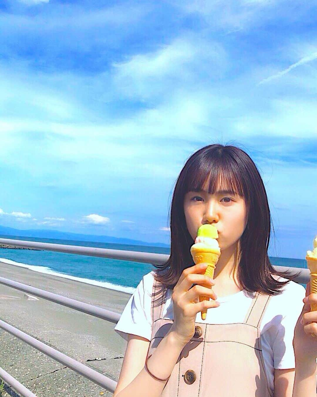 尾碕真花さんのインスタグラム写真 - (尾碕真花Instagram)「. . やっと（？！）梅雨明けして暑くなって夏らしくなってきましたねえ🔥 . けどちょっと急に暑すぎやしませんか？！ . アイスが食べたくなる〜。 . #帰省したときの #尾碕真花」7月29日 13時42分 - ichika_osaki_official