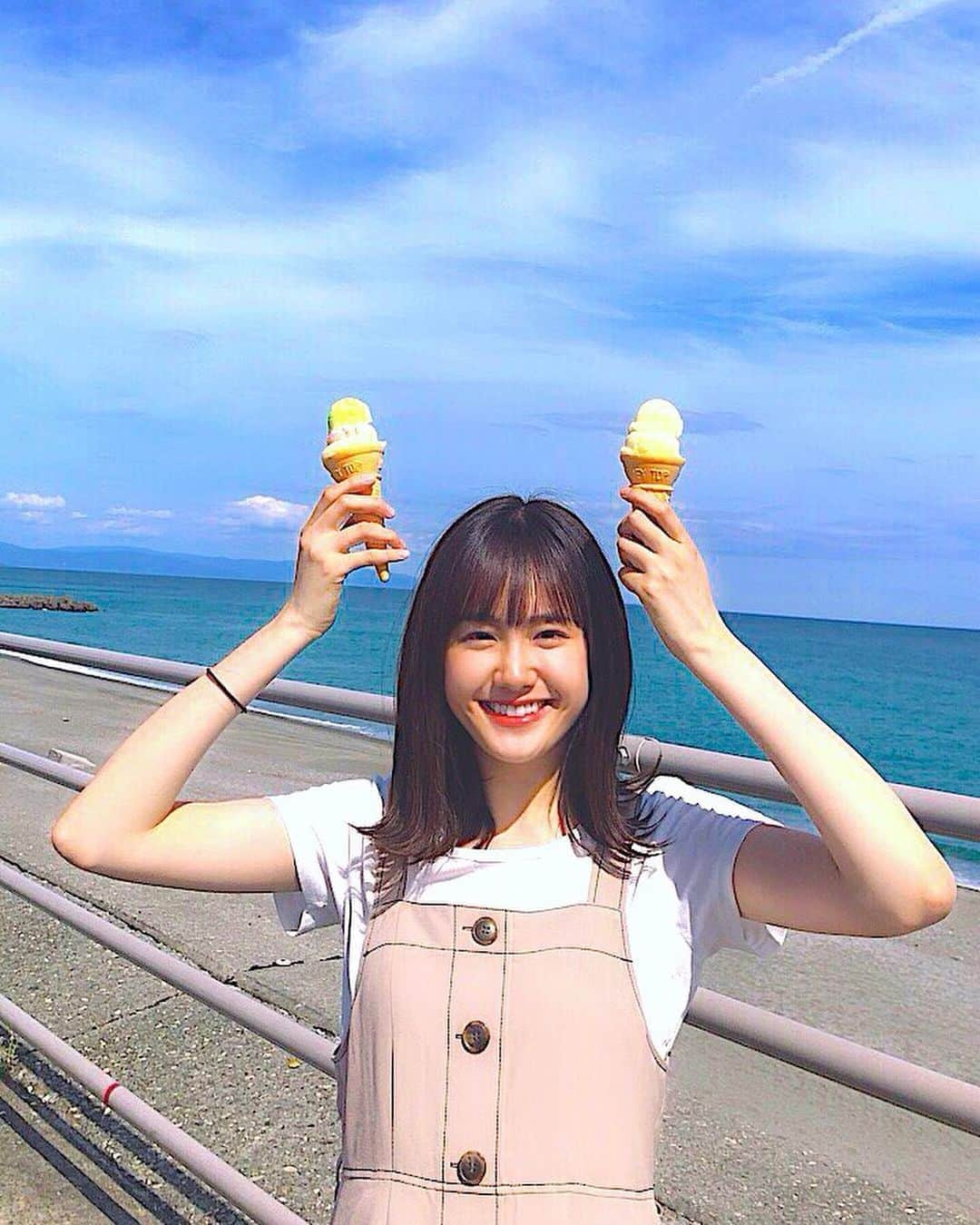 尾碕真花さんのインスタグラム写真 - (尾碕真花Instagram)「. . やっと（？！）梅雨明けして暑くなって夏らしくなってきましたねえ🔥 . けどちょっと急に暑すぎやしませんか？！ . アイスが食べたくなる〜。 . #帰省したときの #尾碕真花」7月29日 13時42分 - ichika_osaki_official