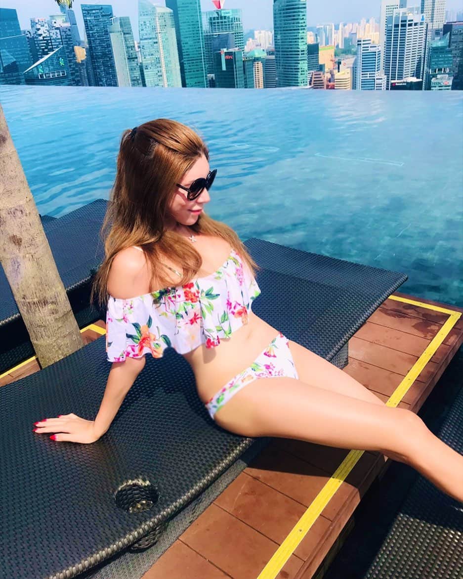 のインスタグラム：「Infinity  pool💙 日本も梅雨明けして 夏の始まりだね😊🔅🔅 . . #マリーナベイサンズ #marinabaysands #Infinity#infinitypool #水着コーデ #旅行コーデ #夏 #summervacation #🌈」