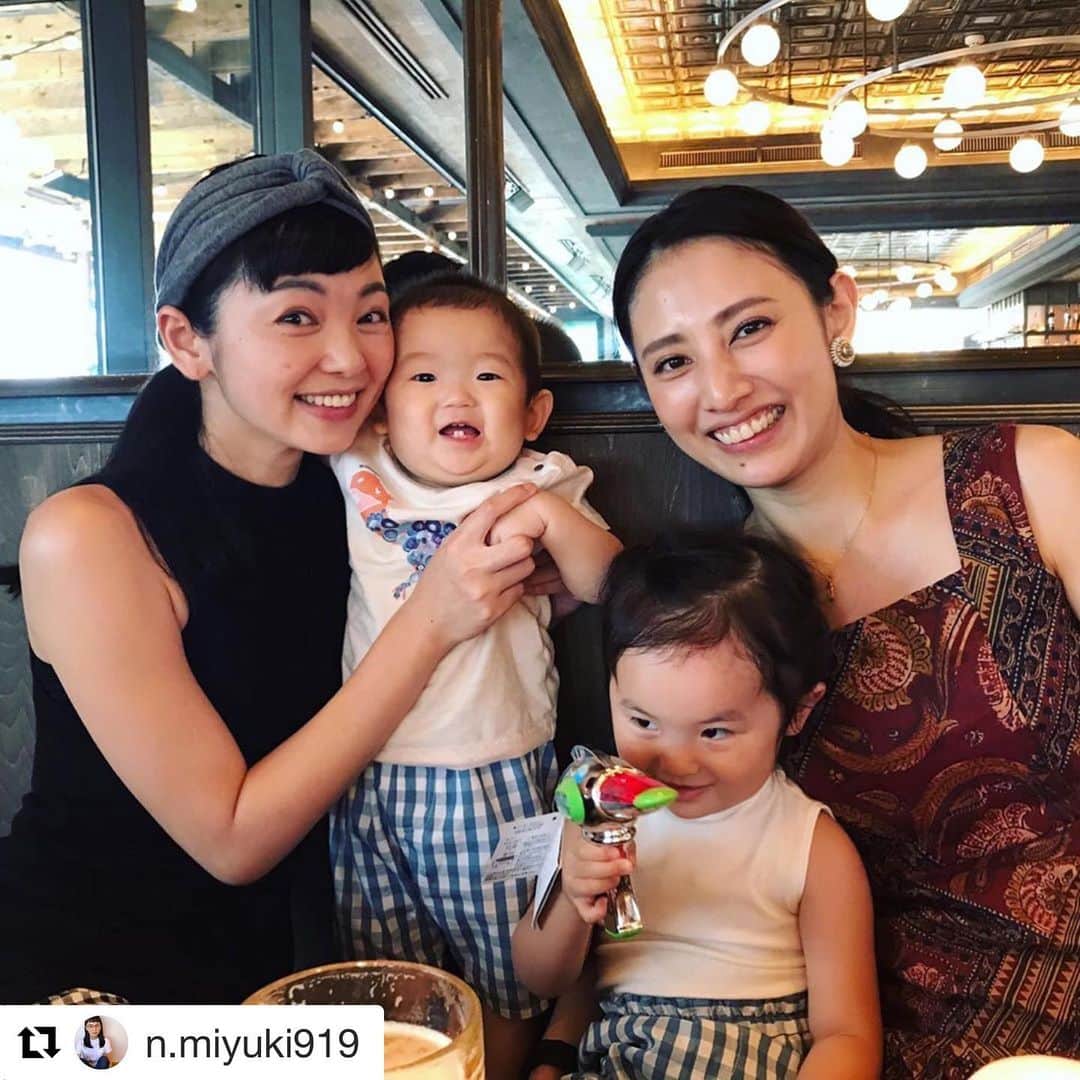 島村まみのインスタグラム：「みゆちゃんと楽しい時間💕 どうもありがとう😊 #Repost @n.miyuki919 with @get_repost ・・・ 島村まみちゃんと。 恒例のビールデート いやぁ！美味しい季節到来ですな！ わが家、家族総出で乾杯してきました  娘子が毎晩一緒に寝ているデイジーのぬいぐるみは まみつんからいただいたもので 会うのが決まった日から 「今度まみちゃんに会えるから早く寝ようね」 「明後日まみちゃんに会えるからご飯全部たべようね」 「明日まみちゃんに会えるからお片づけしようね」 ↑もはやまったく関係ないw  でも娘的には それだけまみちゃんに会えるのが楽しみなのです。  先日の映画祭にも来てくれてて バタバタしてたり写真は撮れなかったけど  いつも色んな方向から ありがとうまみつん…♡ #島村まみ #友 #家族 #ギンガムチェック #親子コーデ」