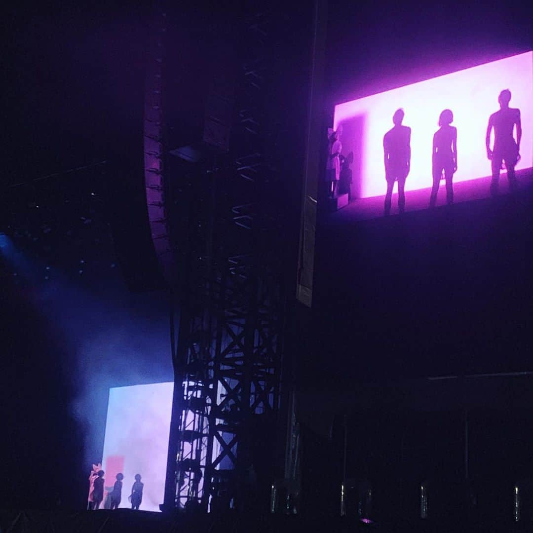 のインスタグラム：「#SIA この人のステージを見るために今年は苗場に行きました。だからどんなに雨が酷くても耐えて耐えて。ほんまに感動しました。めっちゃアートでした。 #フジロック #フジロック2019 #フジロック2日目 #自分メモ #djaiko62」