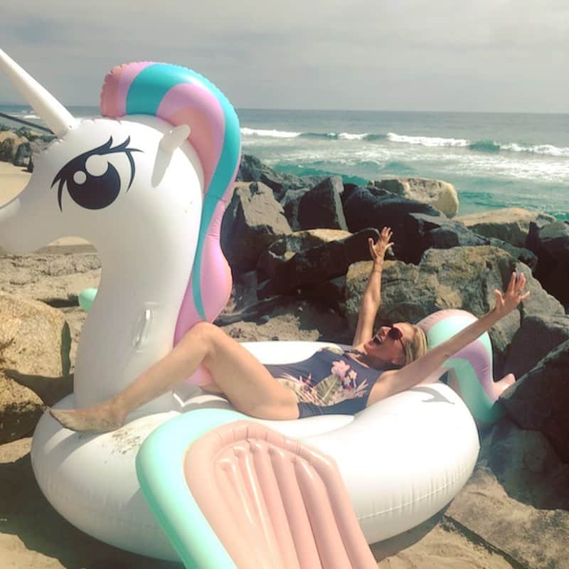 マーリー・マトリンさんのインスタグラム写真 - (マーリー・マトリンInstagram)「Sitting on this unicorn on the sand with my daughter is perfect! @sarahgrandalski #vacationonthebeach #family 💜💜💜」7月29日 14時03分 - themarleematlin