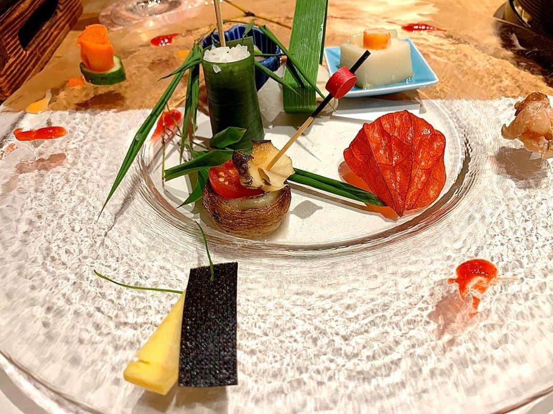 百合華さんのインスタグラム写真 - (百合華Instagram)「登別温泉の素敵な料亭でディナータイム🥰🥰﻿ ﻿ 食材の新鮮さやお料理の素晴らしさは勿論のことですが、温泉旅館での夕食のイメージをるかに超えた盛り付けのクオリティーの高さに驚きと感動を覚えました✨﻿ ﻿ お皿がテーブルの前に運ばれた時のきゅんきゅん感が半端なかったです❤️﻿ ﻿ コースの続きはまた次回UP致します🎶﻿ ﻿ #北海道 ﻿ #登別 ﻿ #登別温泉 ﻿ #旅館﻿ #料亭 #夕食﻿ #ディナータイム﻿ #コース料理﻿ #盛り付け﻿ #クオリティー高い﻿ #きゅんきゅん ﻿ #半端ない」7月29日 14時04分 - yurika.lovelily