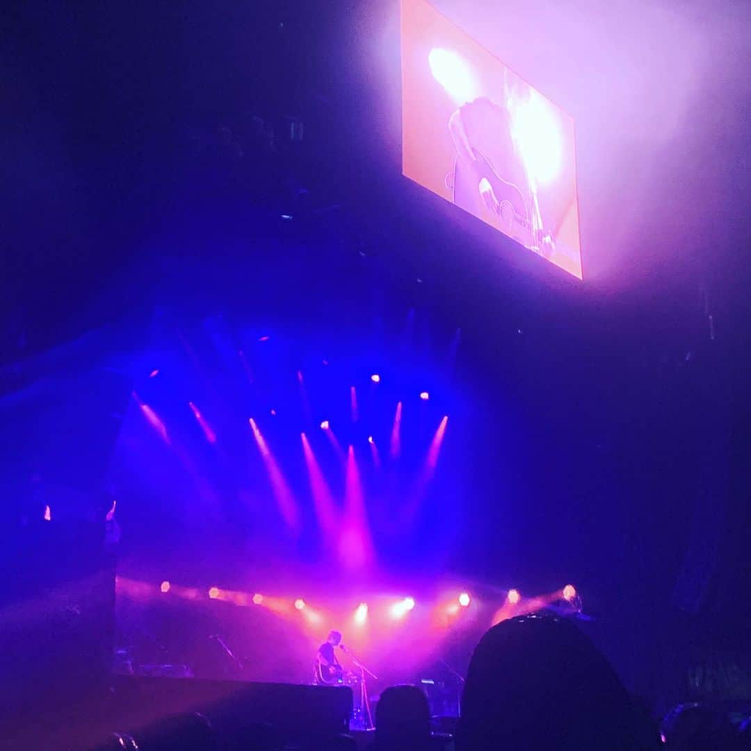 のインスタグラム：「#deathcabforcutie 、こちらも絶対に見たくてホワイトを目指しました。豪雨のため少し開演が早まっていました。でも着いた時に1番聴きたい曲（ #whatsarahsaid ）のイントロを弾き始めるとか✨心底ここで聴けてよかったと思いました。 #フジロック #フジロック2日目 #djaiko62  #自分メモ #fujirock」
