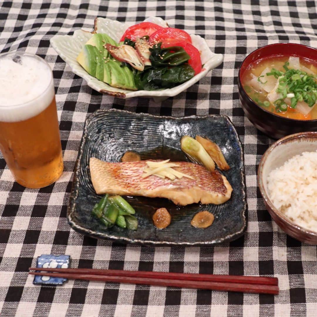 のインスタグラム：「*﻿ 『いつかの和食ご飯🍚』﻿ ﻿ ﻿ *~~~~~~献立~~~~~~~*﻿ ✔︎金目鯛の煮付け﻿ ✔︎ワカメとアボカドのポン酢ごま油がけ﻿ ✔︎豚汁﻿ ✔︎玄米＆白米ミックス﻿ *~~~~~~~~~~~~~~~~~~*﻿ ﻿ ﻿ 最近、なるべくお家でご飯を食べるときは健康的なものを口にしたいと思って白米から玄米をミックスしたお米に変えました🌾﻿ ﻿ 玄米オンリーだと個人的にはあの硬い食感が苦手なんですが、この炊き方だとお米がモチモチで美味しくたべられます😋✨﻿ ﻿ 玄米にはビタミンB1やビタミンEなど抗酸化作用によるアンチエイジング効果＆食物繊維によるデトックス効果も期待できるのそうなので良いこと尽くめ🙆‍♀️﻿ ﻿ 🔖玄米＆白米ミックス炊き方﻿ 白米2号と玄米1号の割合で、洗って炊飯器に入れる。通常の炊き方で、普段の水位線より気持ち多めにお水を入れて炊く。﻿ ﻿ ﻿ ﻿ ワカメとアボカドのポン酢ごま油がけは、料理教室で教えてもらったレシピを簡単にアレンジしたもの🥣﻿ 簡単なのにめちゃ美味しい😭 ﻿ 🔖ワカメとアボカドのポン酢ごま油がけ﻿ アボカドと生ワカメとトマトとミョウガをカットして器に盛り付けて、ポン酢にごま油を混ぜたドレッシングをかけて、白ごまを振ったら完成。﻿ ﻿ ﻿ #おうちごはん #お家ご飯 #お家ごはん #お家ご飯記録 #和食器 #和食ごはん #簡単レシピ #簡単ごはん #クッキングラム #デリスタグラマー #デリスタグラム #金目鯛の煮付け #ワカメとアカドのポン酢ごま油がけ #豚汁 #混合炊き #玄米白米ブレンド #玄米白米ミックス #奈奈メシ」