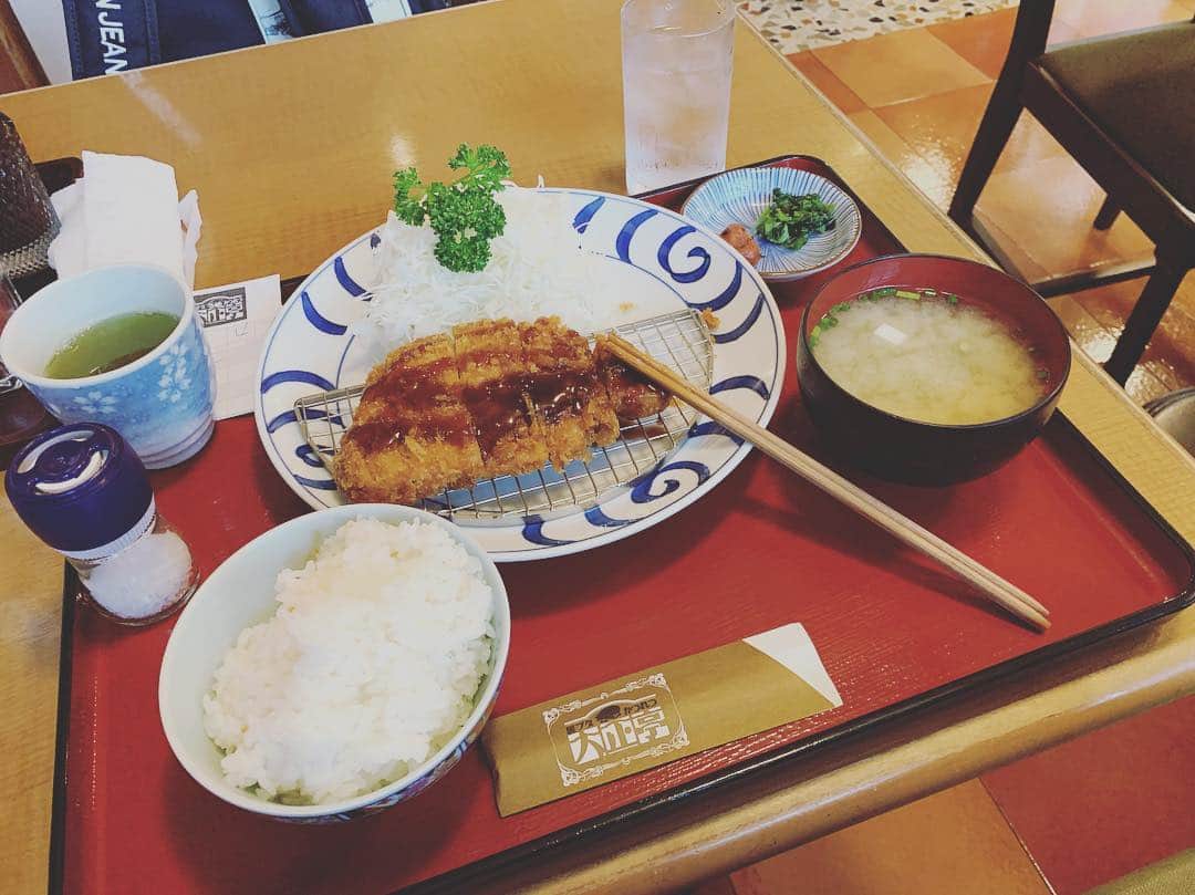 神谷洵平さんのインスタグラム写真 - (神谷洵平Instagram)「前から気になっていたお店へ🏃🏻‍♂️ 昨日はヒレ、今日はロース。 要するに別の食べ物。 夏バテ防止に、カツがオススメです。  #喝部の本気 #夏だプールだ喝部だ」7月29日 14時10分 - junpeikamiya
