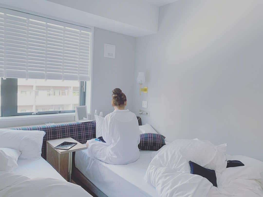 西本早希のインスタグラム：「・ 素敵なホテルでした 🏨🕴🏻 朝も 気持ちよかった 🛏♡ @hotelit.osaka #プロトラベラーが撮ってくれたから急にお洒落っぽい投稿 #さきちぃ旅」