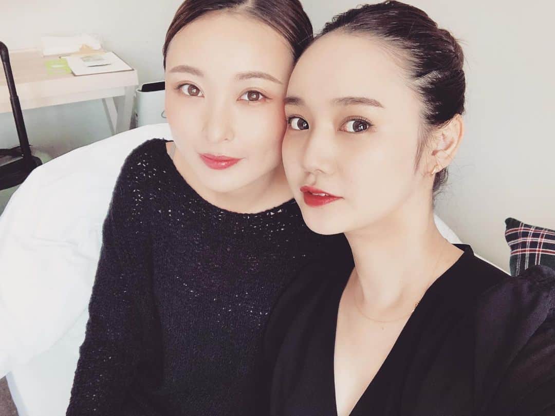西本早希のインスタグラム：「・ もう 何十年も こんなことしながら 笑いつづけてる 🕺🏻 #ずっとたのしい 😂 #産まれて何年目からかずっと一緒 #さきちぃ旅」