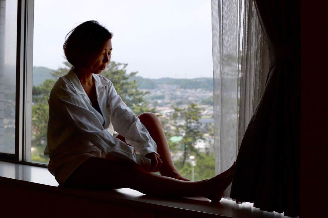 井手大介のインスタグラム：「大磯パトロール！！！ 今日のcatch of summer のゲストはシンガーソングライターのリサハリムちゃん。放送後にプリンスホテルの部屋でキャッチ。 大磯の山を眺めて何を思い出しているのでしょうか。カブトムシやクワガタ。湧き水の泉。大事に育てていたスイカを猿に盗まれたっけな。僕もあの頃を思い出します。  使用撮影機材 カメラ Canon EOS6DMarkII レンズ Canon EF50mm F1.8  #oiso847 #fmyokohama #大磯ロングビーチ #大磯パトロール #catchofsummer」