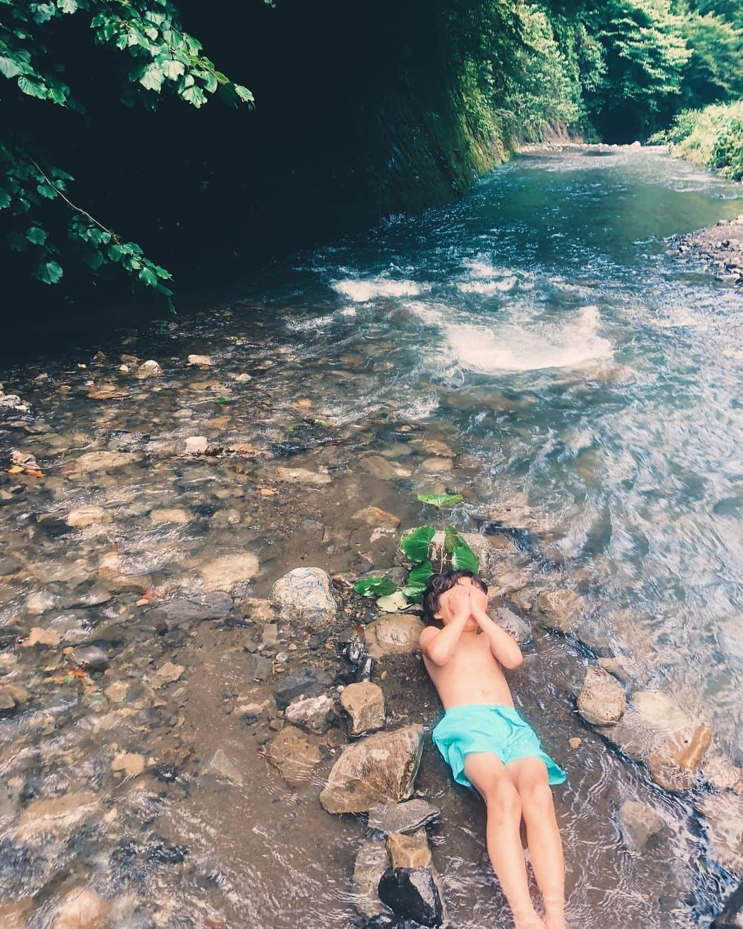 難波サキさんのインスタグラム写真 - (難波サキInstagram)「🌱🍃👦🏻👩🏽🍃🌱 川は冷たいけど 太陽はジリジリ。 葉っぱたちは キラキラ。 私が川遊びして時の 石で囲いを つくるやつ。完成したけど冷た過ぎて ギャーギャー騒いでます（笑） #夏休みの思い出  #川遊びキャンプ  #男の子ママ #jさん_日記 #北秋川自然休暇村」7月29日 14時31分 - sakinanba