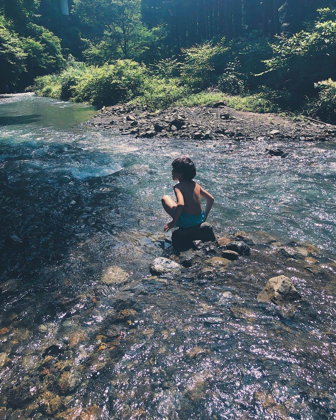 難波サキさんのインスタグラム写真 - (難波サキInstagram)「🌱🍃👦🏻👩🏽🍃🌱 川は冷たいけど 太陽はジリジリ。 葉っぱたちは キラキラ。 私が川遊びして時の 石で囲いを つくるやつ。完成したけど冷た過ぎて ギャーギャー騒いでます（笑） #夏休みの思い出  #川遊びキャンプ  #男の子ママ #jさん_日記 #北秋川自然休暇村」7月29日 14時31分 - sakinanba