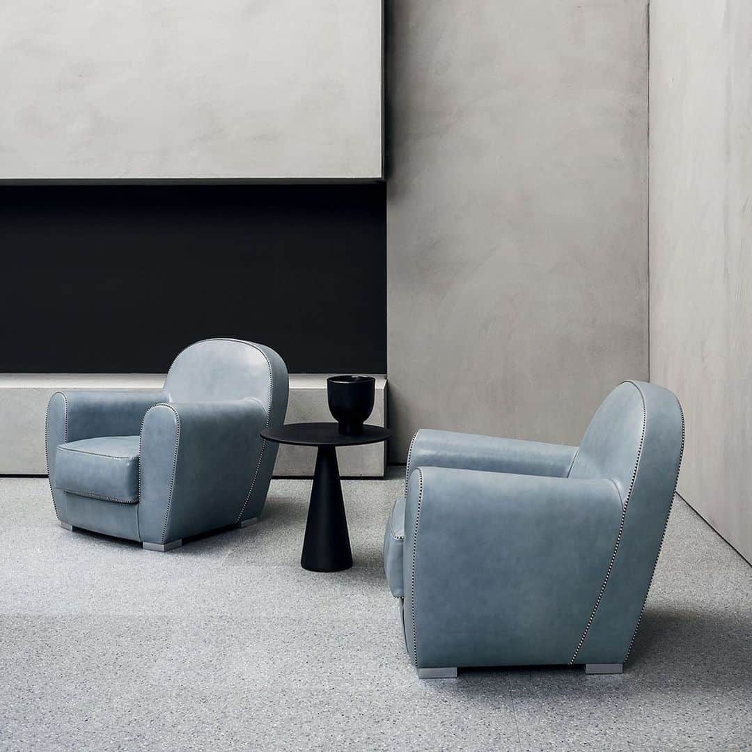 のインスタグラム：「【MOOD BOOK 2019】  Armchair : AMBURGO BABY Design : Paola Navone ・ #baxter #baxtermadeinitaly #baxterjapan #baxtertokyo #leather #design #italiandesign #interiordesign #interior #madeinitaly #archiproducts #archilovers #craftmanship #instagood #instamood #luxury #catalogue #newcatalogue #tradition #paolanavone #バクスター #バクスタージャパン #バクスタートーキョー #パオラナヴォーネ #インテリア #ソファー #革 #イタリア #ソファ」