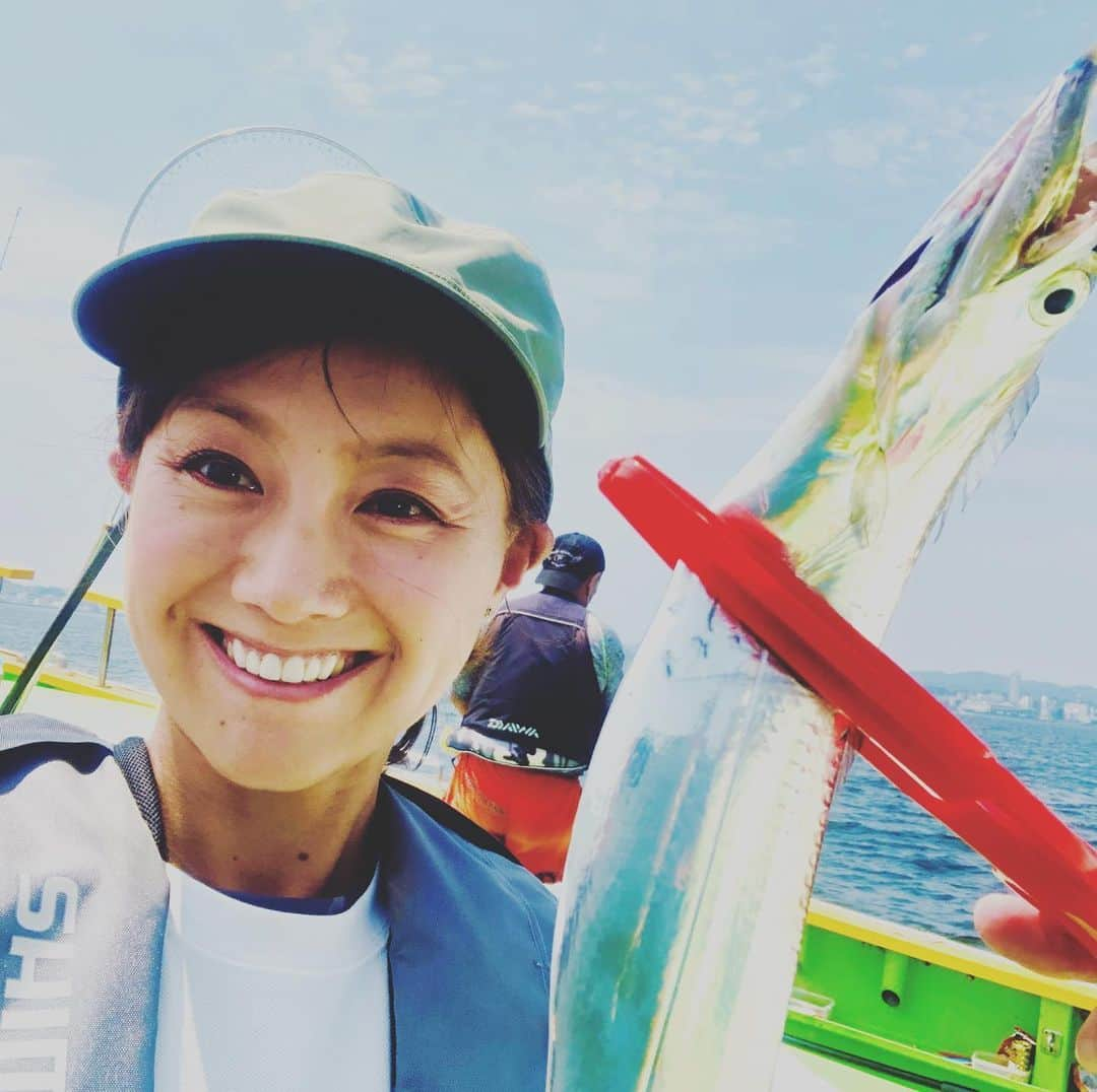 福島和可菜さんのインスタグラム写真 - (福島和可菜Instagram)「やったぁーい😆🐟❤️ #渋い中 #釣れてくれて #ありがとう #太刀魚 #タチウオ #ジギング #夏タチ #love #Fishing #良い引き #カメラ目線 #海 #sea #真夏の #魚 #釣り #面白過ぎる #楽し過ぎる #感謝 #🐟 #‪🎣‬ #🤤 #❤ #㊗️」7月29日 14時41分 - fukushimawakana