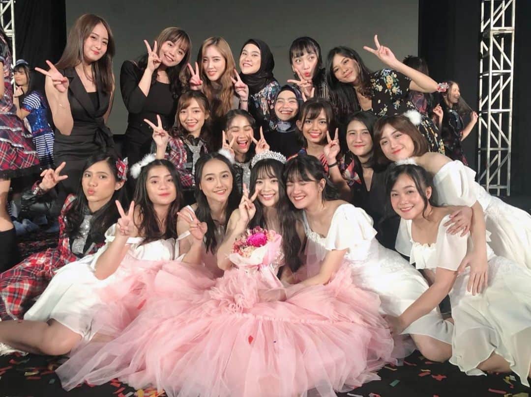 ロナ・アングラエニのインスタグラム：「#Generasi2uper」