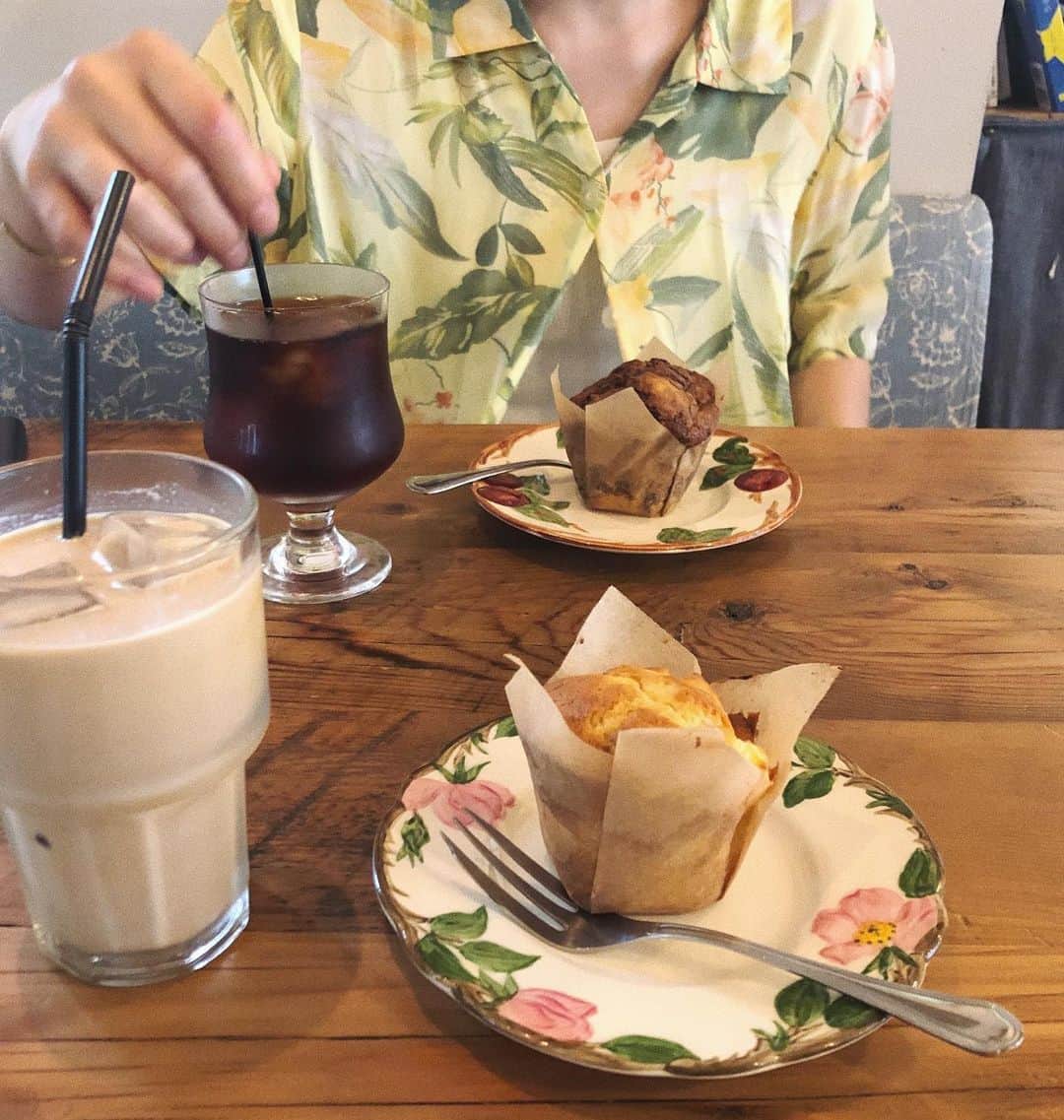 畑田萌のインスタグラム：「お仕事前、いつもの場所で恒例集会。 アロハな人とパイナップルクリームチーズのマフィン🍍 どれを食べてもスーパー美味しい・・・ カブトムシとも触れ合えていい朝。」