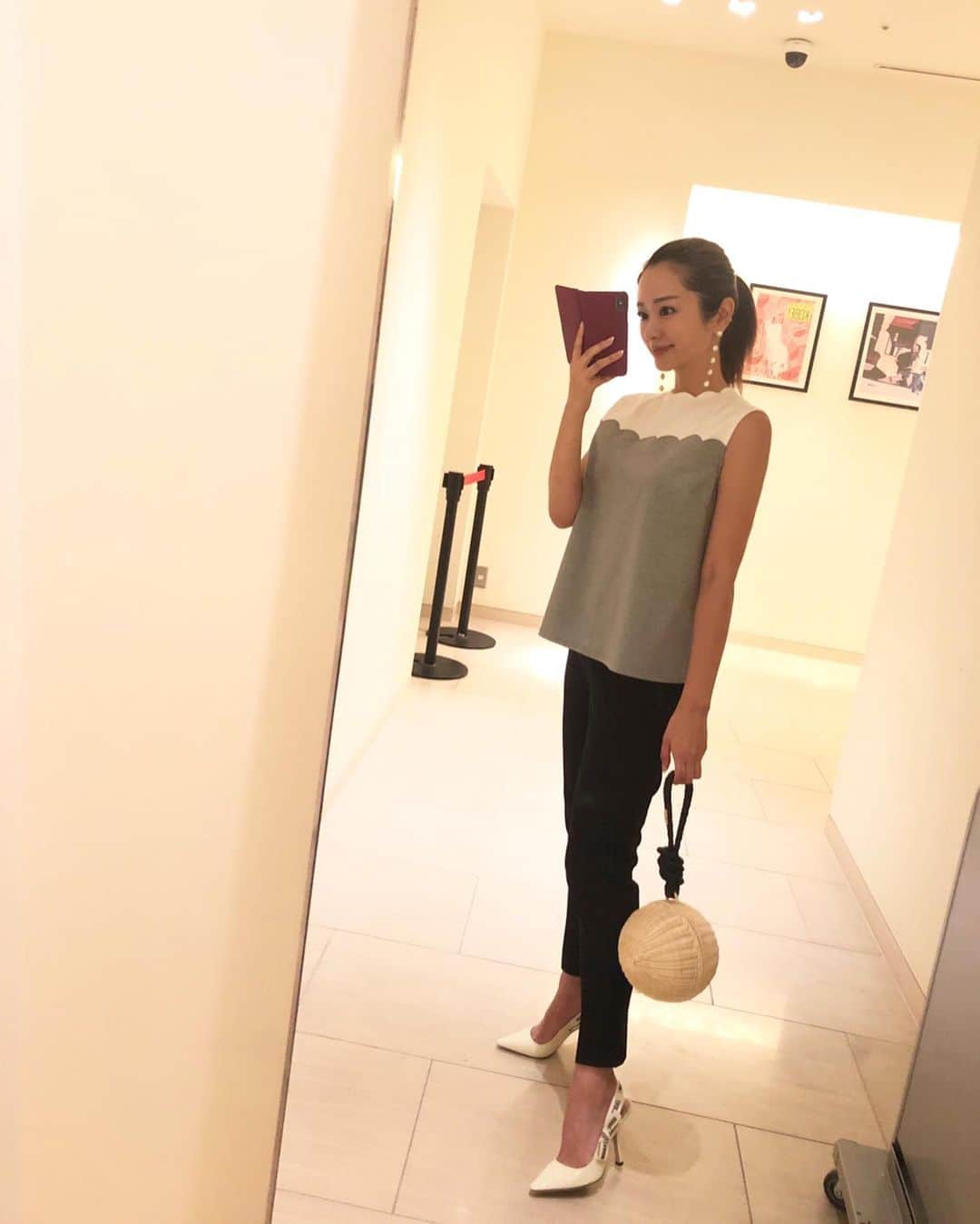 井上晃子さんのインスタグラム写真 - (井上晃子Instagram)「. ☁︎☁︎☁︎☁︎☁︎☁︎☁︎ bi-color blouse ☁︎☁︎☁︎☁︎☁︎☁︎☁︎ black/gray 7/30 21:00〜 webstore予約販売します。 (8月上旬頃お届け予定) 今日はwhite×gray🐩 バイカラートップス、 スカートにあわせても可愛いはず。 . . #akiki#aw19#madeinjapan」7月29日 14時51分 - akiki_2015