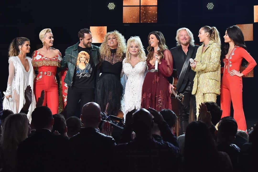 The GRAMMYsさんのインスタグラム写真 - (The GRAMMYsInstagram)「#DollyParton joined #KatyPerry, #KaceyMusgraves, #MileyCyrus, #MarenMorris and #LittleBigTown for a medley of some of her most iconic tunes at this year's #GRAMMYs! Who ❤️ this performance?」7月29日 14時52分 - recordingacademy