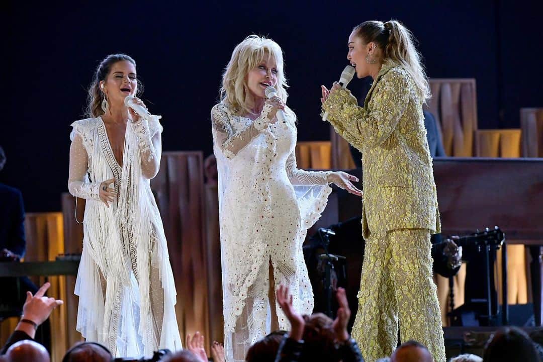 The GRAMMYsさんのインスタグラム写真 - (The GRAMMYsInstagram)「#DollyParton joined #KatyPerry, #KaceyMusgraves, #MileyCyrus, #MarenMorris and #LittleBigTown for a medley of some of her most iconic tunes at this year's #GRAMMYs! Who ❤️ this performance?」7月29日 14時52分 - recordingacademy