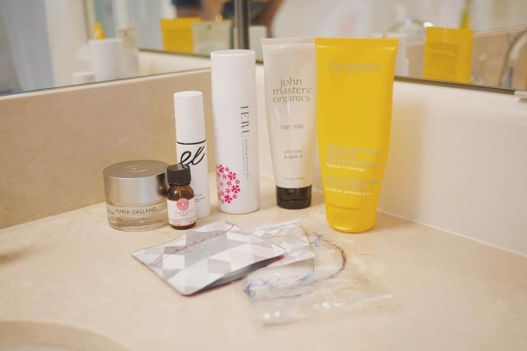 のインスタグラム：「ハワイに持って来た化粧品💛🌈 普段から使っているもので、日焼け覚悟でアフターサンケアはしっかりするように👩🏽 ・ ・ ボディーは @clarinsjp のAfter Sun care moisturizer👙⛱ これはもう20年はお世話になってる愛用品👵🏼笑♡ ・ ヘアケアは @johnmastersorganics_japan のhair milk♡旅行先ではシャンプーも変わるのでパサパサになるのもこれさえあればサラサラに♡☺︎ ・ ・ 化粧水は赤玉漢方薬局 @akadamakampo で買えるIERUのミスト💭💭💭 美容液とクリームは美容の大先生のゆきさん @lecollection0327yuki にオススメ頂いたものを😍🙏🏻💛 (美容液 #エレクトロン クリーム #mariagalland ) ・ ・ パックは旅行にも持って来やすい炭酸パック#エニシーグローパック ♡ @salon_de_virtue で購入しています🛒 ・ ・ 日焼けしたい気持ちと、シミとシワとの戦いを続けています😂💦 ・ ・ #日焼け #hawaii #cosmetics #お気に入りコスメ」