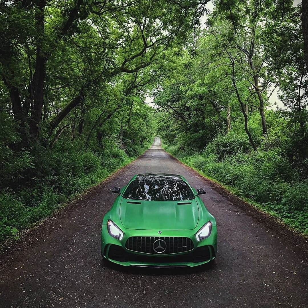 メルセデス・ベンツさんのインスタグラム写真 - (メルセデス・ベンツInstagram)「Taking the long way to work. 🌟 Photo by @lumber21. __________ [Mercedes-AMG GT R | Kraftstoffverbrauch kombiniert: 12,4 l/100 km | CO2-Emissionen kombiniert: 284 g/km | http://mb4.me/Rechtlicher_Hinweis/] . #MercedesBenz #MercedesAMG #⭐ #AMG #AMGGTR #DrivingPerformance #mbfanphoto #automotivedesign #automotivephotography #canyouhearmeroar #mbcar」7月29日 15時00分 - mercedesbenz