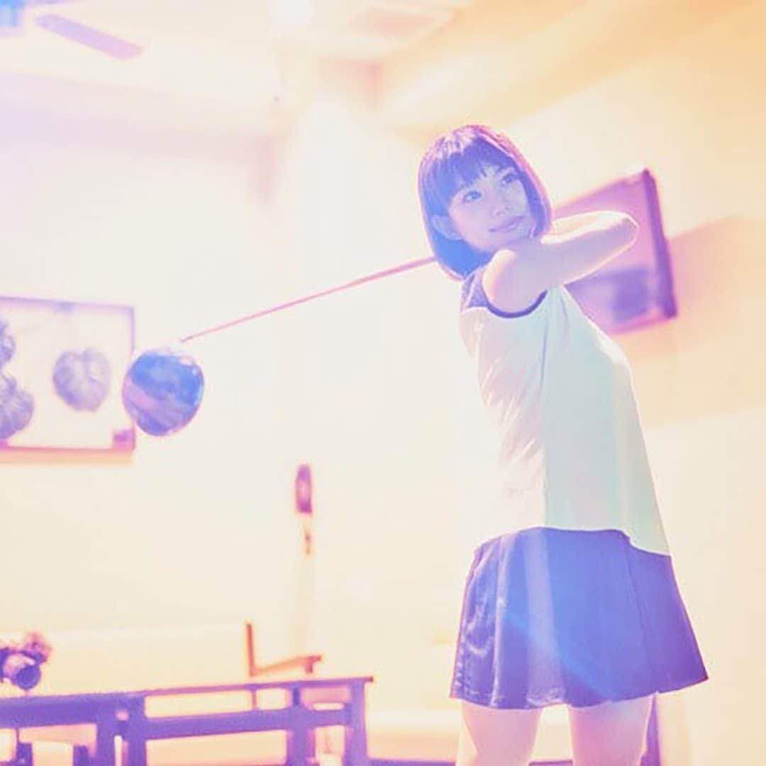 東京カレンダーさんのインスタグラム写真 - (東京カレンダーInstagram)「【ゴルフ美女】ミスショットをした後が勝負だった！ 美女が語る “さり気なく”イケてる、ゴルフ男子の行動 . . 【今回の美女ゴルファー】 . 名前：保坂玲奈  職業：モデル/タレント  ベストスコア：117  Instagram： @__renao_0707 . . 現在、ゴルフ番組に出演するなどタレントとしても活動している保坂さん。. . Instagramのフォロワーは約5万5千人を誇り、ゴルフ好きな人ならば、彼女のことを一度は見たことがあるのではないだろうか。 . . そんな保坂さんだが、実はゴルフ歴はまだ1年だという。 . . 「元々興味はあったのですが、まだ、周りにゴルフをやってる子が少なくて・・・そんな悩んでいる時にたまたま、ティーチングプロと出会ったんです。その人を紹介されて、レッスンに通い始めたのがキッカケでした」 . . 今ではすっかりゴルフにハマり、週に1回はラウンドに行っているという保坂さん。 ゴルフを始めたことで、良いことがたくさんあったという。 . . 【STORY】 . 「今日のウェアはデサントゴルフの物です。ゴルフウェアって派手なものが多いですが、私は断然シンプルな方が好きですね」 . . その言葉通り、持っているウェアはモノトーンが多く、カラフルな色ものは少ないそうだ。 . . 「最近はデサントゴルフがお気に入りのブランドです。ただサイズが小さいので、買われる方はワンサイズ上で良いかもです。他にはキャロウェイも好きですね」 . . 小柄な保坂さんに、今日のワンピースはとてもよく似合っている。 . ー続きは東カレwebまたはアプリにてー ▶︎ https://tokyo-calendar.jp/article/15515 . . #東カレ #tokyocalendar #東京カレンダー #インフルエンサー  #美女 #東京女子 #tokyo #インスタグラマー #インタビュー記事 #美女特集 #ゴルフ #東京ゴルフ女子 #ゴルフ女子 #ゴルフコーデ #golf #インスタゴルフ #高爾夫 #高尔夫」7月29日 15時03分 - tokyocalendar