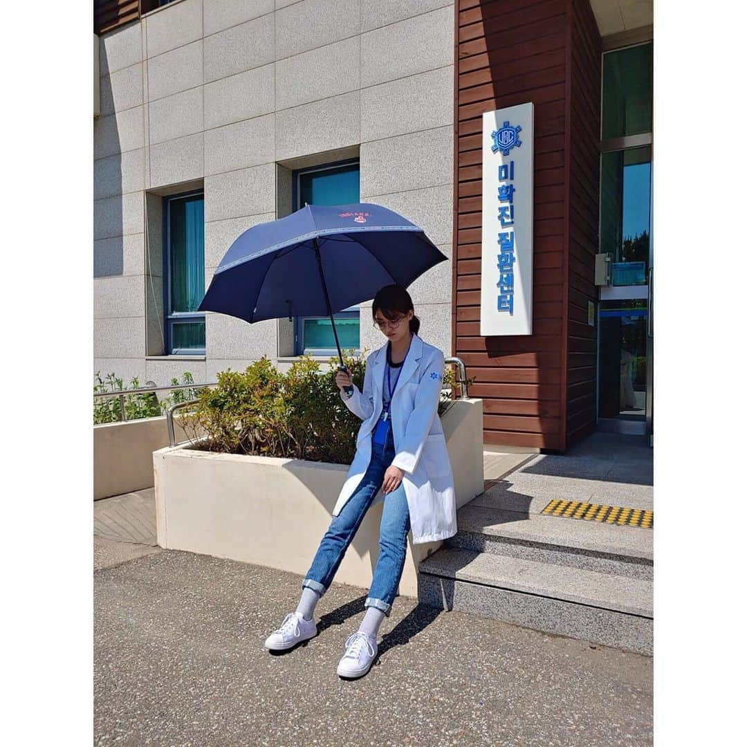 藤井美菜さんのインスタグラム写真 - (藤井美菜Instagram)「. 暑いですねー😵☀️ソクチーム長は、頭をよく使う職業なので、よく棒キャンディーを舐めています🍭 덥네요~😵☀️석팀장은 머리를 많이쓰는 직업이라 사탕을 자주 먹습니다🍭 #ドクター探偵#オフショット#닥터탐정#석팀장#비하인드」7月29日 15時14分 - fujii_mina_0715