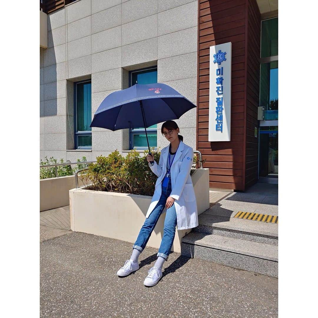 藤井美菜さんのインスタグラム写真 - (藤井美菜Instagram)「. 暑いですねー😵☀️ソクチーム長は、頭をよく使う職業なので、よく棒キャンディーを舐めています🍭 덥네요~😵☀️석팀장은 머리를 많이쓰는 직업이라 사탕을 자주 먹습니다🍭 #ドクター探偵#オフショット#닥터탐정#석팀장#비하인드」7月29日 15時14分 - fujii_mina_0715