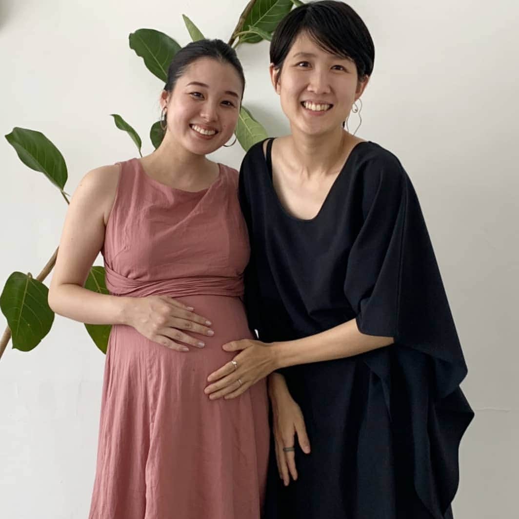 のインスタグラム：「. . 高橋さんと高橋さん 私、嬉しそう。照 . . #本日のお仕事 #妊婦日記 #体重管理 #妊婦飯 #マタニティコーデ #妊娠９ヶ月 #姉弟 #姉弟予定 #二児ママ #女の子ママ #つわり #悪阻」