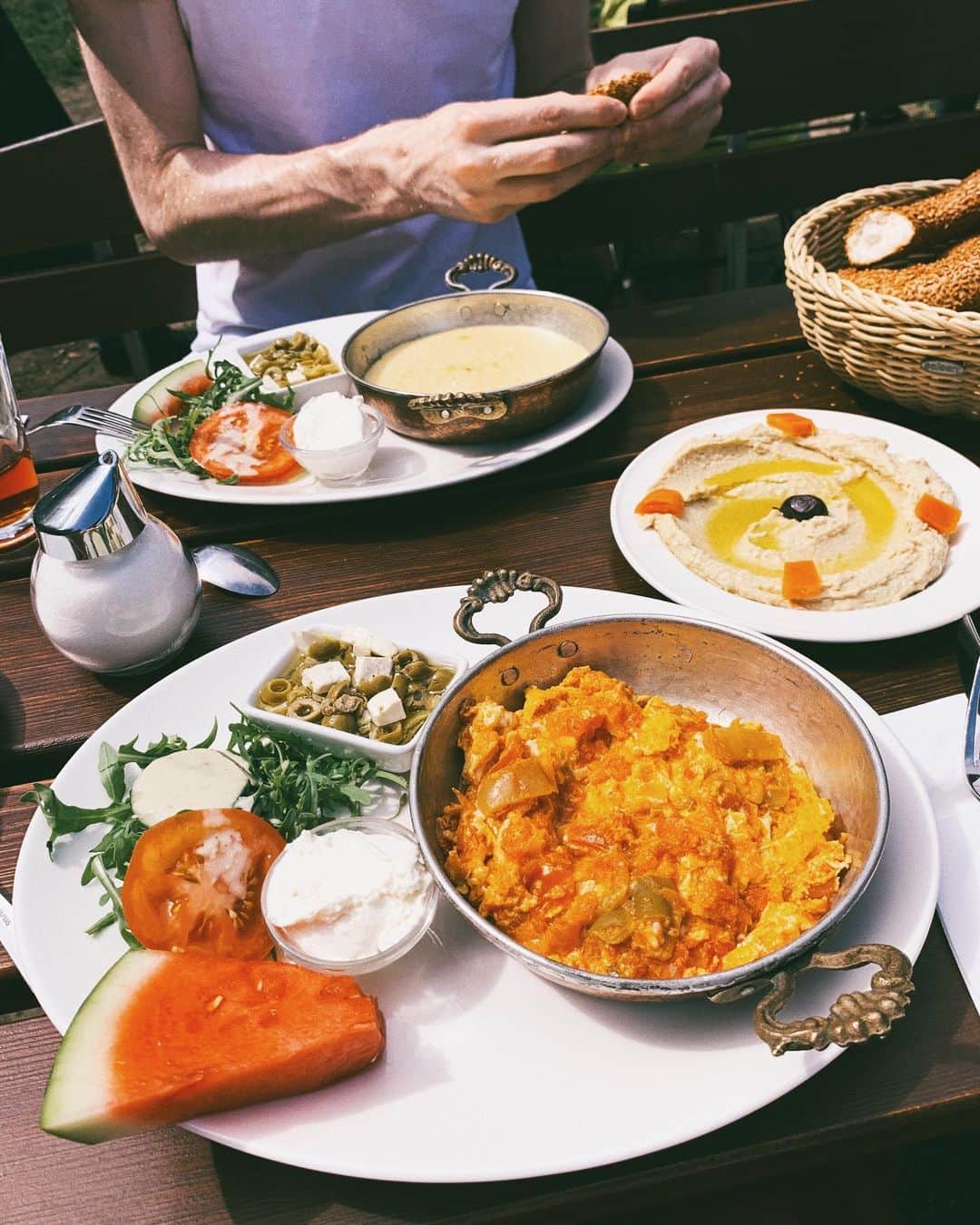 STIL IN BERLINのインスタグラム：「I wish this was a #menemen Monday! Click the link in my profile for my favourite #turkishbreakfast spot. 🍅🥚🧀」