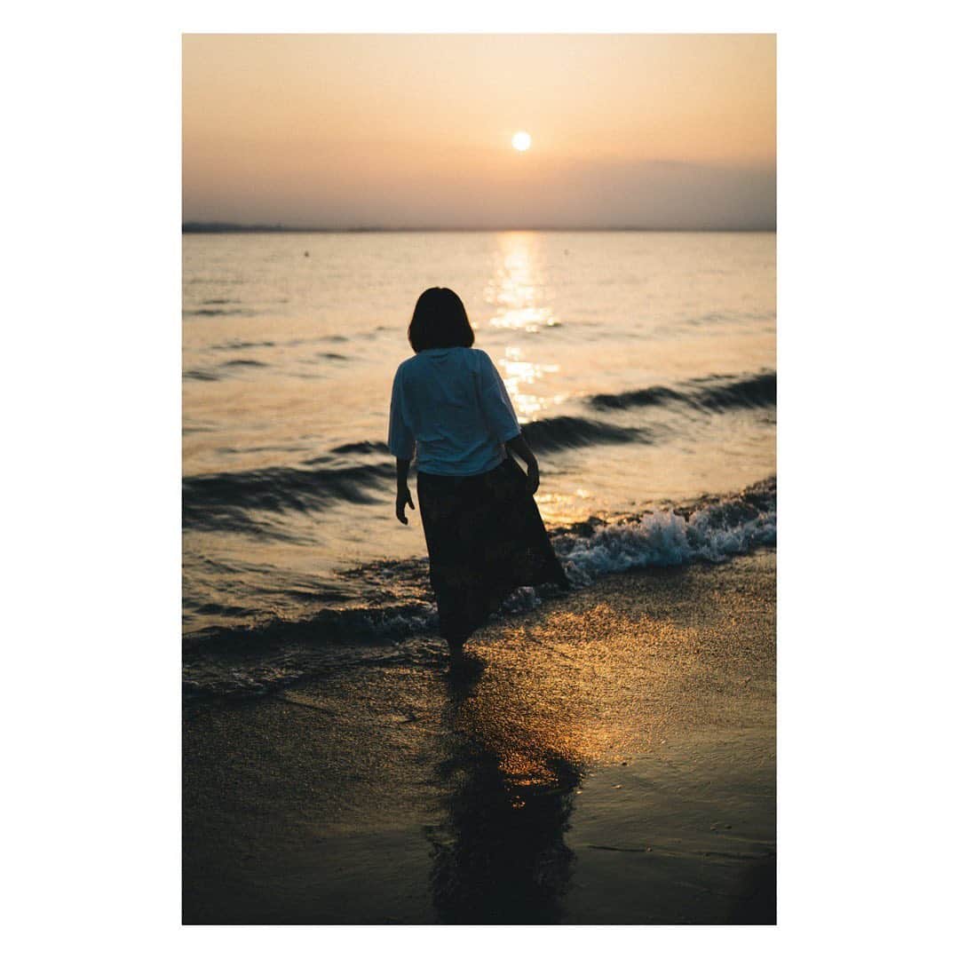 のインスタグラム：「夕日は海を黄金色に染め、 今日に終わりを告げる。 その輝きは辛い、悲しい出来事も跳ね返し、 波は、私をそっと包み込む。 明日を照らす光に導かれて。  #被写体#夕陽#海」