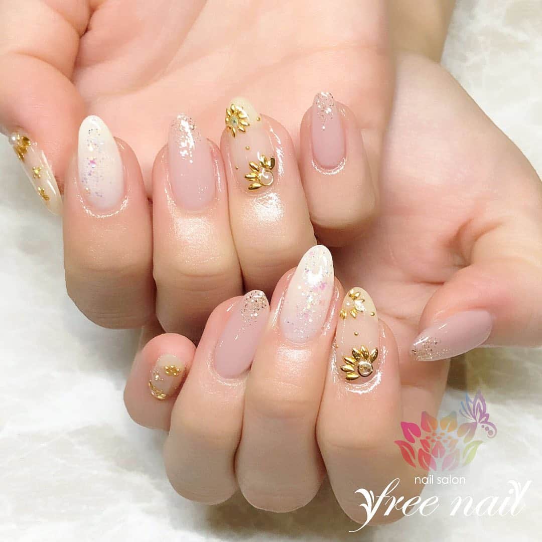 free nail フリーネイルのインスタグラム：「. お客様ネイル💅🏻🌺✨ . 上品サマーネイル🌞✨ . 美爪効果大なピンクベージュ💗✨ . ご来店ありがとうございました🙇🏻‍♀️🙇🏻‍♀️🙇🏻‍♀️💗 . #ネイル #フリーネイル #ネイルアート #ジェルネイル #ネイルサロン #大阪ネイルサロン #ネイルデザイン #ネイルチェンジ #タイルネイル #スタッズネイル #ラメネイル #ホログラムネイル #ピンクネイル #ベージュネイル #デザインネイル #シンプルネイル #トレンドネイル #美爪ネイル #夏ネイル #美甲 #日式美甲 #summernails #nailsart #nailsalon #nailsdid #newnails #newnail #freenail」