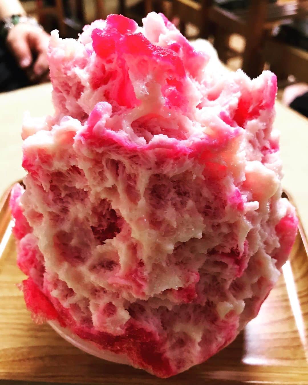 ハチミツ二郎さんのインスタグラム写真 - (ハチミツ二郎Instagram)「いちこ金玉ミルク。  いちごミルクのかき氷の中に金時と白玉が入ってるんだぜ。  この店のかき氷はベスト！ メチャクチャ美味い。」7月29日 15時15分 - jirohachimitsu