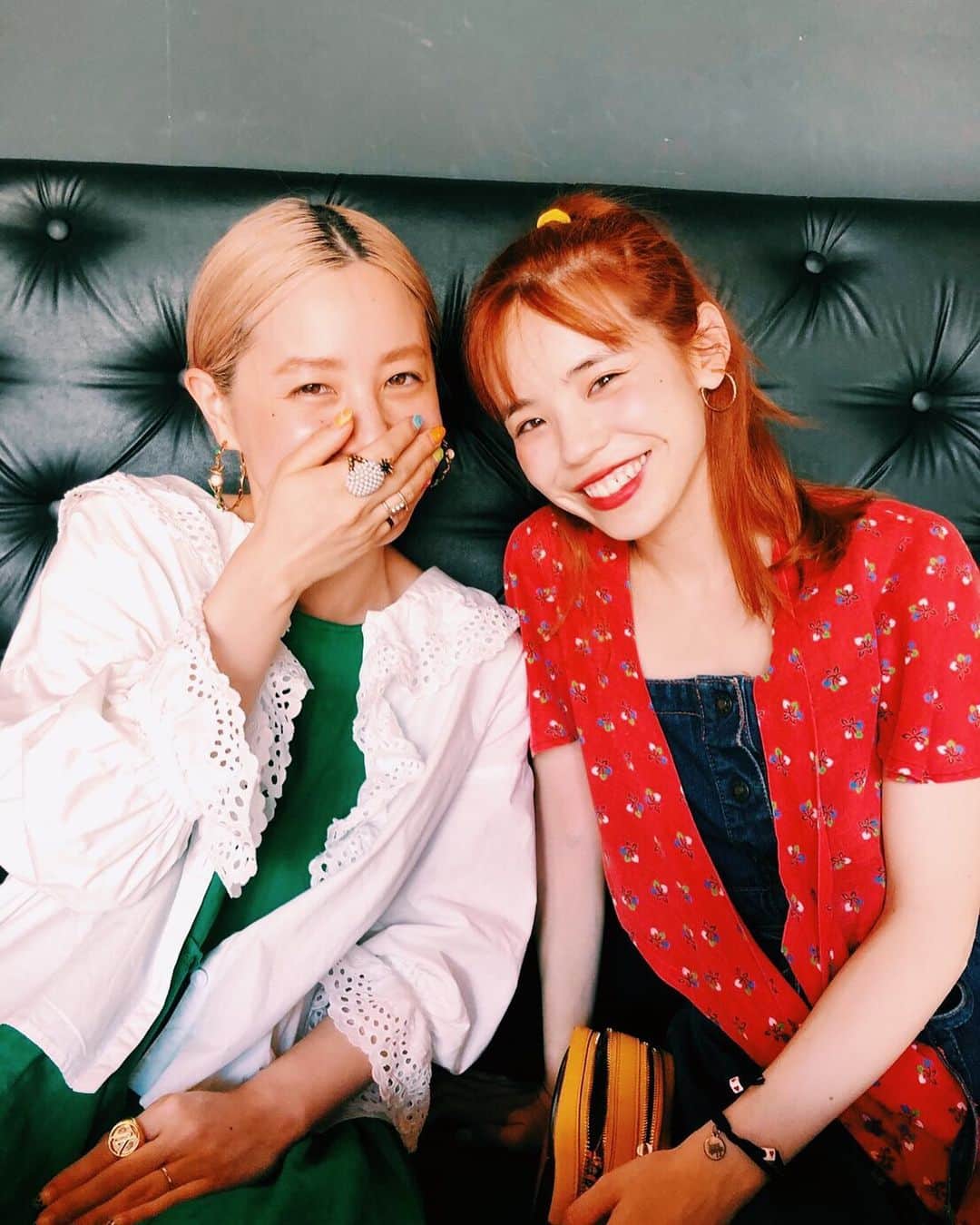 のインスタグラム：「@akane_madder2 & @setoayumi とひさびさに会えたっ😽💚❤️ ふたりとそれぞれの人生にまつわる話をたくさんお話しました。 話す前は、少し困っていたり、少し不安そうだった顔が、みるみるパァーっと晴れやかな表情に🌞✨ 友達の幸せそうな顔を見るのが好き！！ 茜ちゃんに「よしえさんは私のパワースポットです😌」なんて言ってもらえたのだけど🥺💦 わたしの方こそ、ふたりに会って癒されているんだよー！！！いつもありがとう🥰」