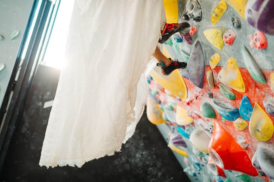 マヤ・ヴィドマーさんのインスタグラム写真 - (マヤ・ヴィドマーInstagram)「On my wedding day in our @fa_climb gym❤️🤣 . #details #wedding #love #climbing #climbingwedding #climbinggym #fun #MrandMrsŠtremfelj❤️ . 📸 @dudesvsgravity_official」7月29日 15時27分 - maja.stremfelj