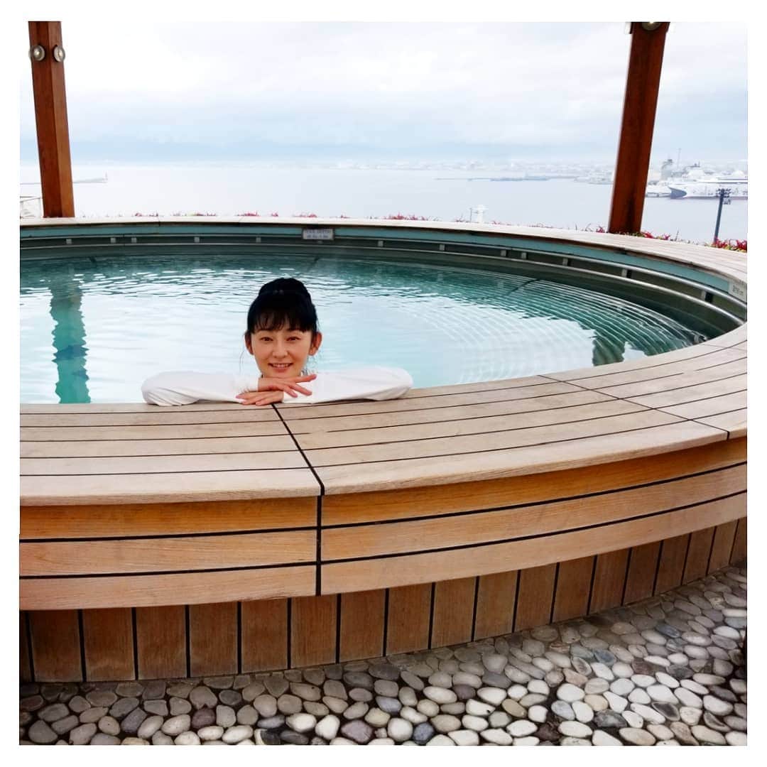 風花舞さんのインスタグラム写真 - (風花舞Instagram)「クルーズ三日目。 水着着用ホットスパ。 誰もいなーい！  今日は日射しが強くなくてよかったー 日焼け防止のため長袖😅 そもそも。 水着なんて何年も着てない…」7月29日 15時28分 - kazahanamai_official