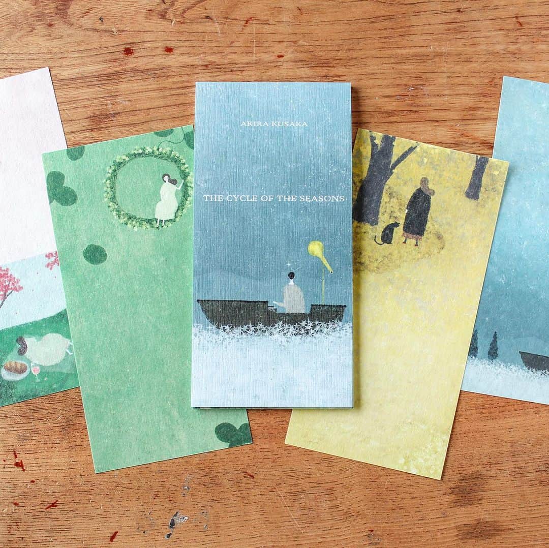 のインスタグラム：「【手紙社オンラインショップ：新商品 日下明／一筆箋　MODERATO/ THE CYCLE OF THE SEASONS 】 越前和紙を用いた人気の紙ものシリーズに、冷たさと暖かさを併せ持つ、幻想的な世界を描くイラストレーター・日下明さんの一筆箋が加わりました。「MODERATO」と「THE CYCLE OF THE SEASONS」。どちらも、季節をテーマに描き下ろされた4種類イラストで展開されています。  チョコレートをかき混ぜるシロクマの親子が愛らしいバレンタインモチーフや、鮮やかなひまわりを手に海を眺める女性を描いた爽やかなワンシーン、桜の木の下でうたた寝をする姿、花かんむりに腰掛ける女性など、日下さんの新しい一面が垣間見えるイラストも。もちろん、星屑の海に浮かぶ船や、黒い傘を手に舞う少女など、日下さんらしいモチーフも健在です。 . こちらの商品は、手紙舎 2nd STORYでもお求めいただけます。 . ▶︎詳細は、プロフィールページのリンク「手紙社公式サイト」→online shopへ  #手紙社online #手紙社 #手紙舎 #オンラインショップ #日下明 #一筆箋」