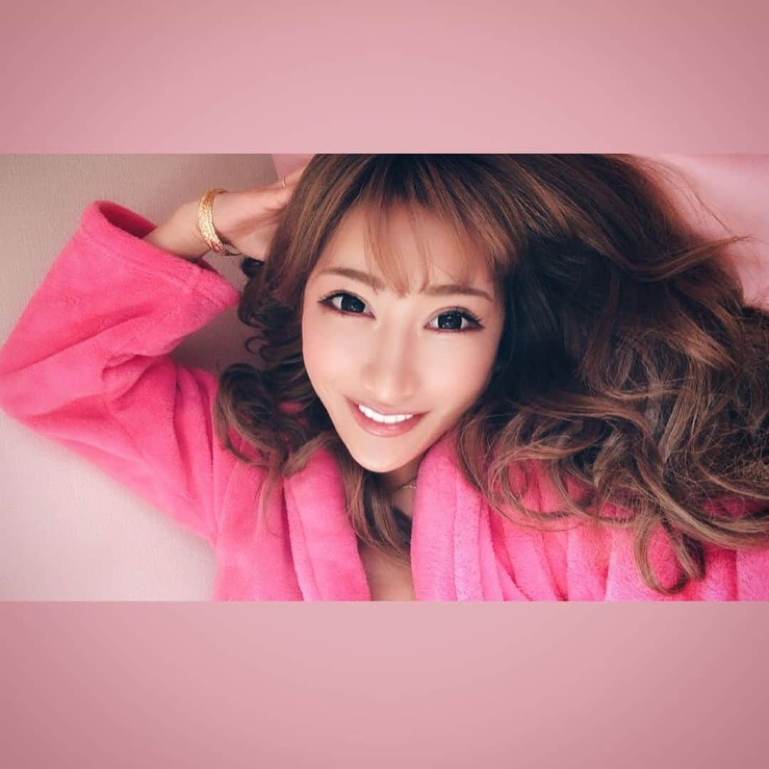 AIKAさんのインスタグラム写真 - (AIKAInstagram)「. 遂に、夏🌞🌴🌺💕 楽しいと引き換えに衰える私。 だから毎週肌やら小顔矯正やら 整体やら何かしらメンテ行ってる💡 #レーザートーニング (#レブライト (ｼﾐｿﾊﾞｶｽ消し))しに  @sbeautyclinic さんへ 行ってきたよん😚✨ . 今年は極力焼けないように しようと思ってる年だから 余計慎重に通ってる😂 . . あとは #セルトーン  今回は何ヶ月被りに後ろもも!! . セルライト出てきたのかして 内側めっちゃ痛くなってた😭 . . 私が受けてない施術や効果や結果とかも @dr.y.yumi さんの所に効果たくさん載ってるので見てみてね〜❤ #医療痩身 #アンチエイジング #美容 #エスビューティークリニック #ボトックス注射 #ボトックス #しみ #そばかす #エステ #脚やせ #太もも痩せ #セルライト」7月29日 20時58分 - aika_honmono