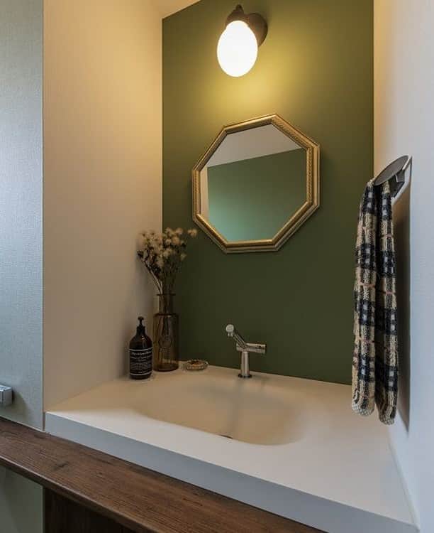 コラボハウス一級建築士事務所さんのインスタグラム写真 - (コラボハウス一級建築士事務所Instagram)「.⠀ お手洗いの一角につくった⠀ オリジナルの洗面台。⠀ アクセントクロスのグリーンと⠀ アンティーク感のある鏡が好相性。⠀ .⠀ 他にも沢山のお家を⠀ ホームページでご紹介しています。⠀ @collabo_house　からご覧ください。⠀ #造作洗面台 #リーシオ #アクセントクロス #緑 #アンティーク #鏡 #ドライフラワー #トイレ #マイホーム #自分らしい暮らし #デザイナーズ住宅 #注文住宅新築 #設計士と直接話せる #設計士とつくる家 #コラボハウス #インテリア #愛媛 #香川 #新築 #注文住宅」7月29日 21時00分 - collabo_house